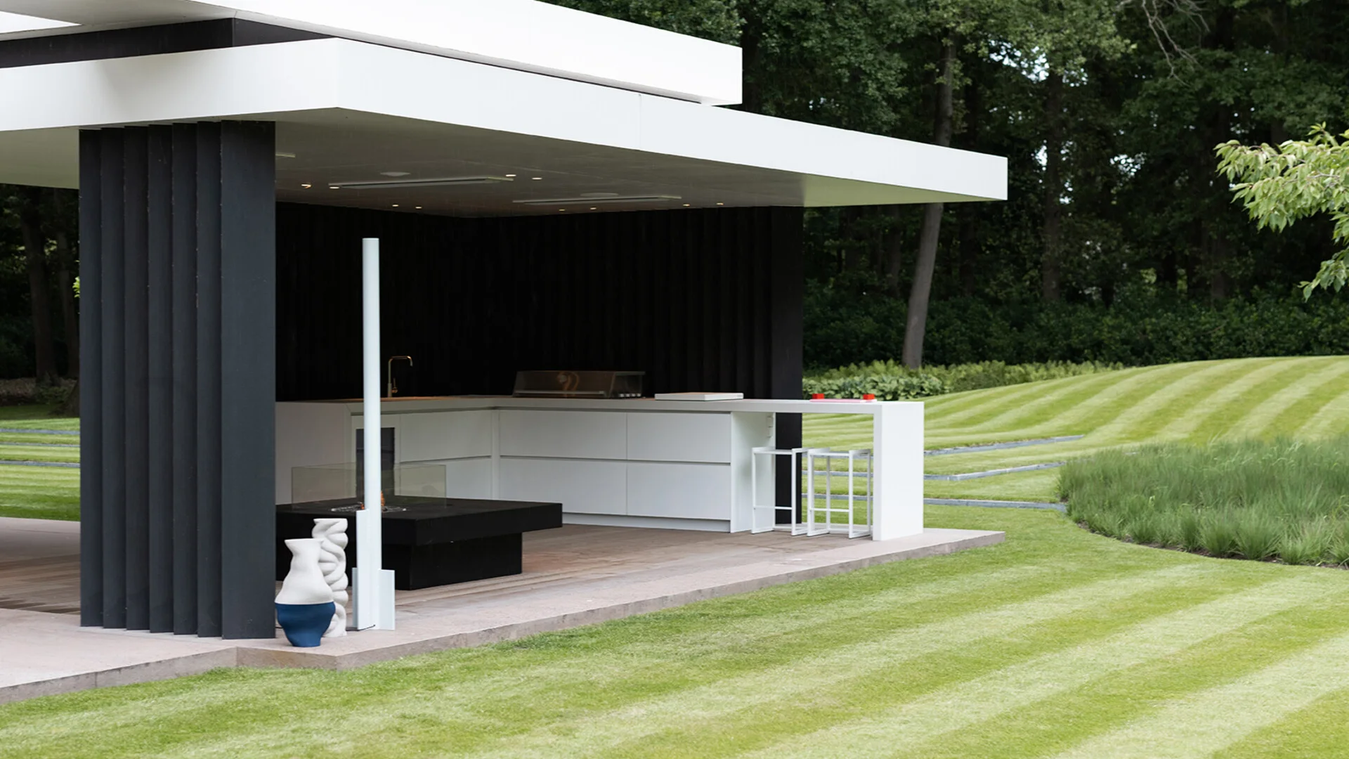 Witte COOXS buitenkeuken onder een moderne overkapping